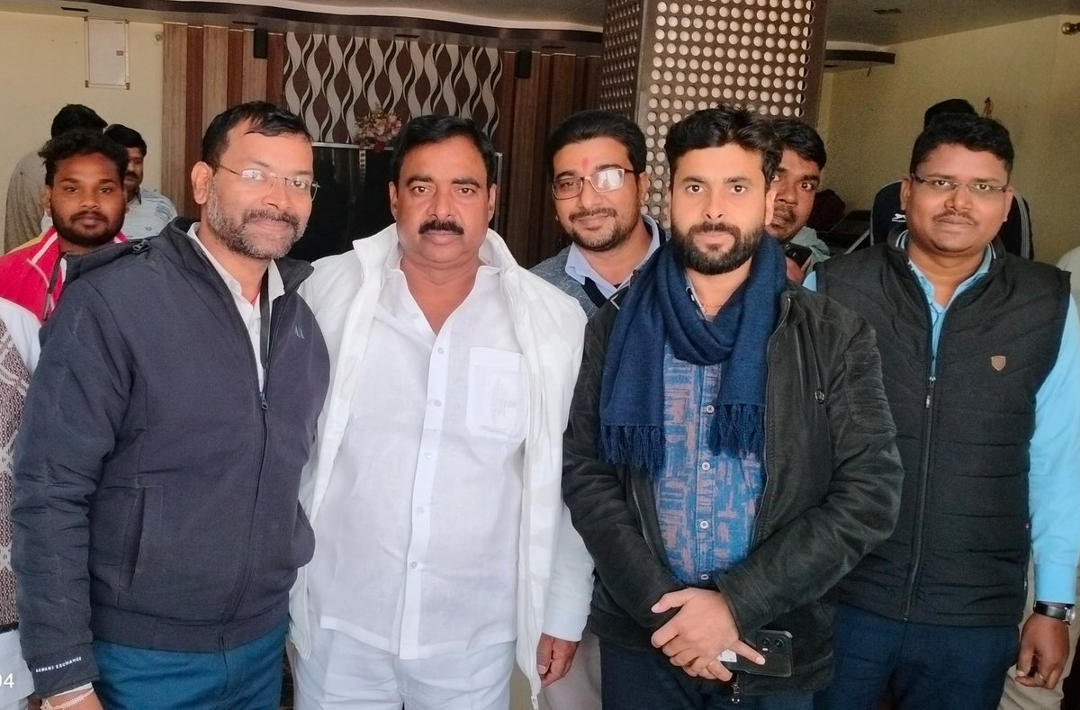 rajeevr30007038's tweet photo. माननीय श्रम मंत्री @SPYadavGodda जी हमे अपना कीमती समय देने के लिए बहुत बहुत आभार हमलोग आशा करते है की हमारे बातो को जल्द से जल्द संज्ञान मे लेकर नव चयनित प्रशिक्षण अधिकारी ढाई महिना से बिना बेतन के पदस्थापना के इंतजार को खत्म करेंगे |हमारे बातो को सकरातमक से लेने के लिए आभार 🙏 https://t.co/aesndnMCTh