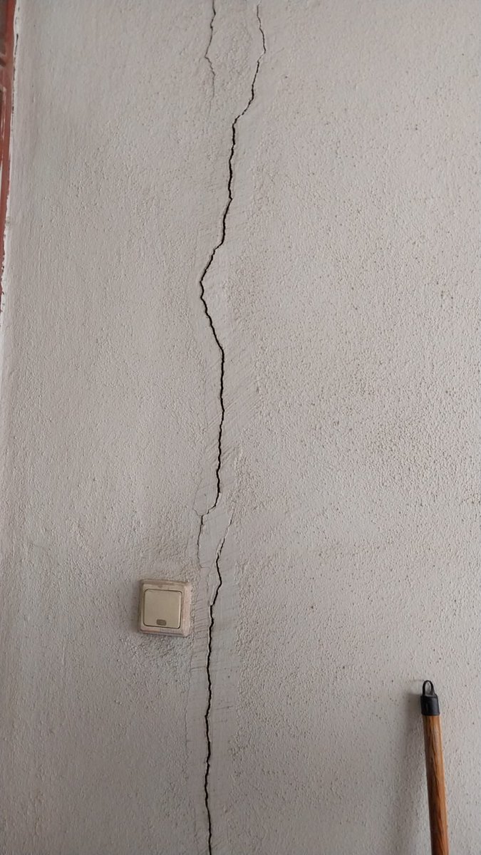 cigdemcelkkk's tweet photo. Merhaba, Gelibolu Anadolu Lisesi’nin dün meydana gelen 4.5 depremde geldiği durumun fotoğraflarını sizinle paylaşıyorum. Gereken önlemler alınmıyor öğrenciler olası bir depremde korku halinde. Sesimizi duyuramıyoruz. #DuymuyorlarKi #nowhaberte https://t.co/fl4dFaBGdc