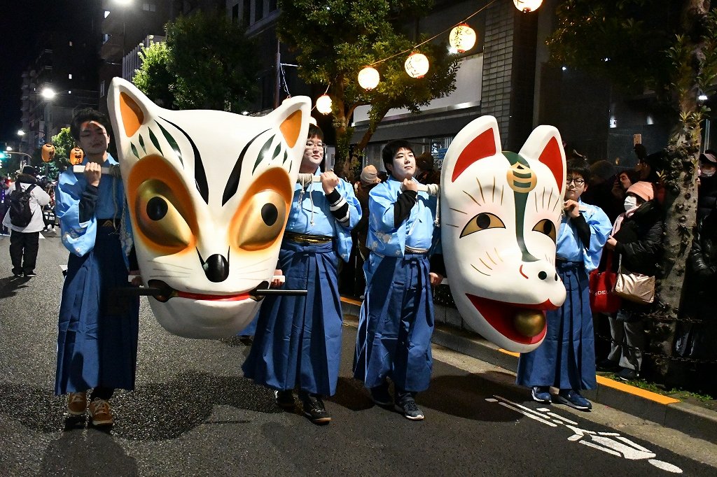 kitaku_tokyo's tweet photo. ＜事前案内＞～王子の狐が除夜の鐘とともに初詣～
歌川広重の浮世絵を再現「王子狐の行列」開催

12月31日(火)から令和7年1月1日（水・祝）にかけて、裃や着物姿の人たちが、お面やメイクで狐に扮���、装束稲荷から王子稲荷神社までを練り歩く「王子狐の行列」が行われます。

https://t.co/KhZBVRknUQ https://t.co/LtVK7OwKee