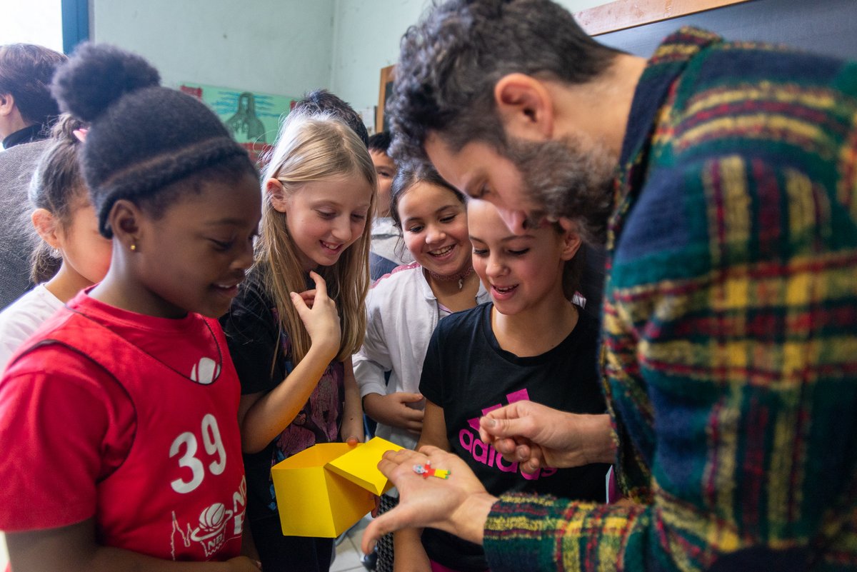 fcn_onlus's tweet image. Proseguono gli ingressi di Alessandro Barbaglia per il progetto #ABCDono : in questi giorni, insieme ai CreAttivi lo scrittore ha fatto visita alla #scuola #primaria #Buscaglia di #Novara ed è stato accolto con grande affetto... e qualche sorpresa! 😉

#fondazionenovarese