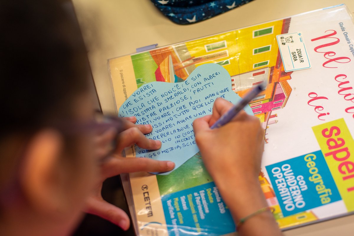 fcn_onlus's tweet image. Proseguono gli ingressi di Alessandro Barbaglia per il progetto #ABCDono : in questi giorni, insieme ai CreAttivi lo scrittore ha fatto visita alla #scuola #primaria #Buscaglia di #Novara ed è stato accolto con grande affetto... e qualche sorpresa! 😉

#fondazionenovarese