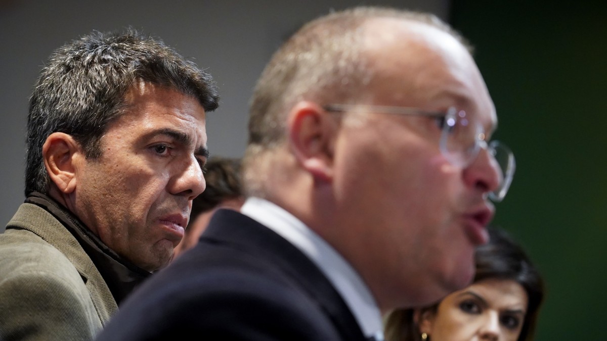 🗣️ La #DANA ha reconfigurando el espectro de la derecha con un #Vox reforzado por la inoperancia popular.

-Casi la mitad de los propios votantes del #PP pedía q #Mazón dimitiera

-Vox, como ya logró Marine Le Pen hace años, se ha desdemonizado 

✍🏾Mi análisis en <a href="/a_publica/">Agenda Pública</a>