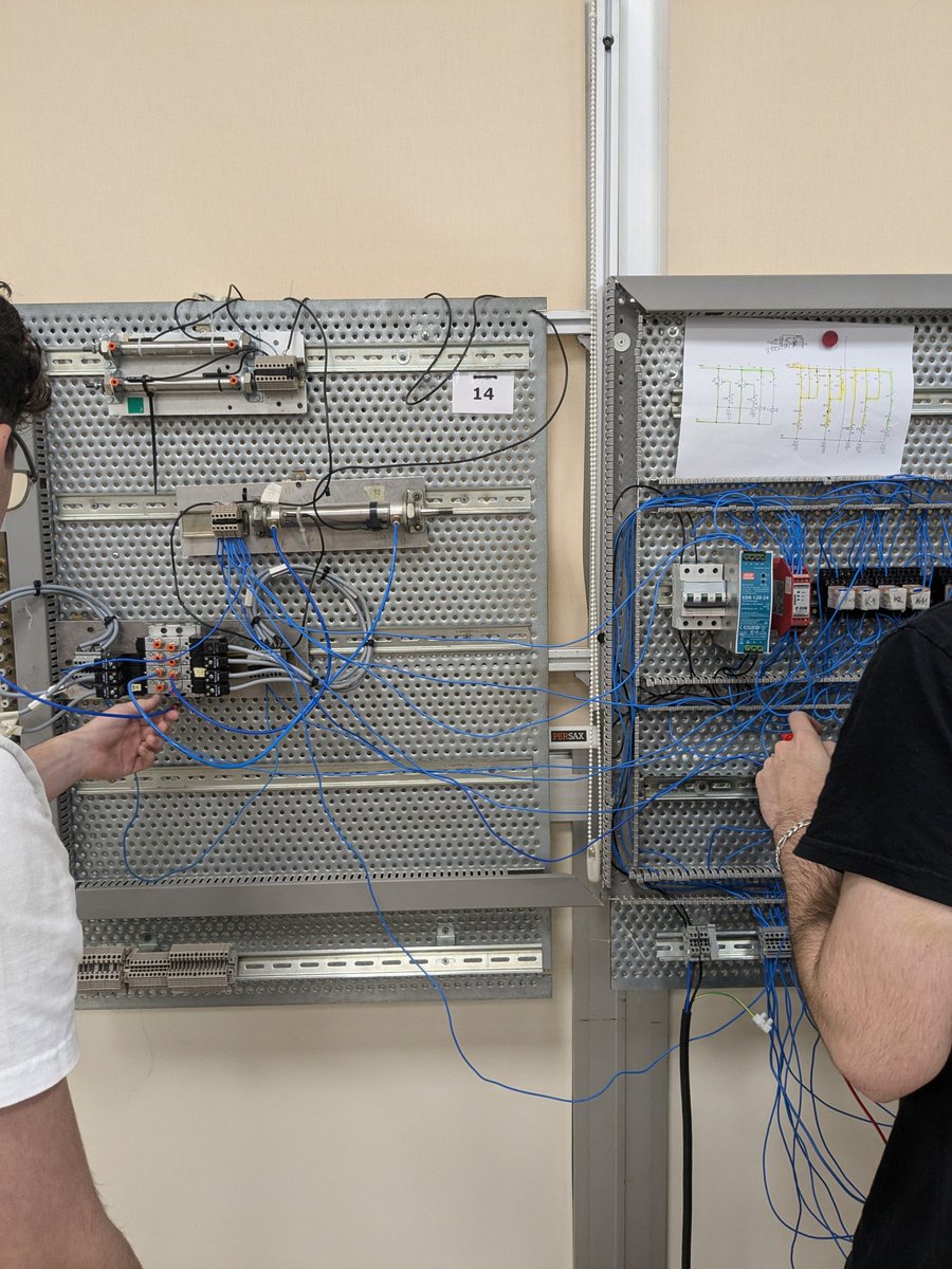 1. Mailako mekatronikako ikasleak 2. erronkan murgilduta elektroneumatikako praktika batekin.

Los alumnos de 1° de mecatrónica inmersos en el 2° reto con una práctica de electroneumática.