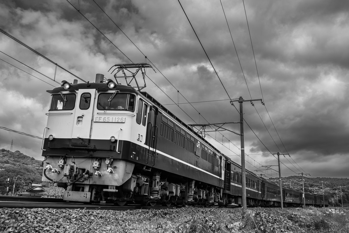 EF65 1126

曇り空の下