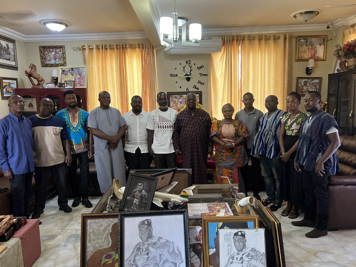 BrenyaDerrick's tweet photo. Nana Otoobour Djan Kwasi || Aburihene and Akuapem Adonten hene Meet the Aburi Craft village executive. https://t.co/3gVHbGwyHb