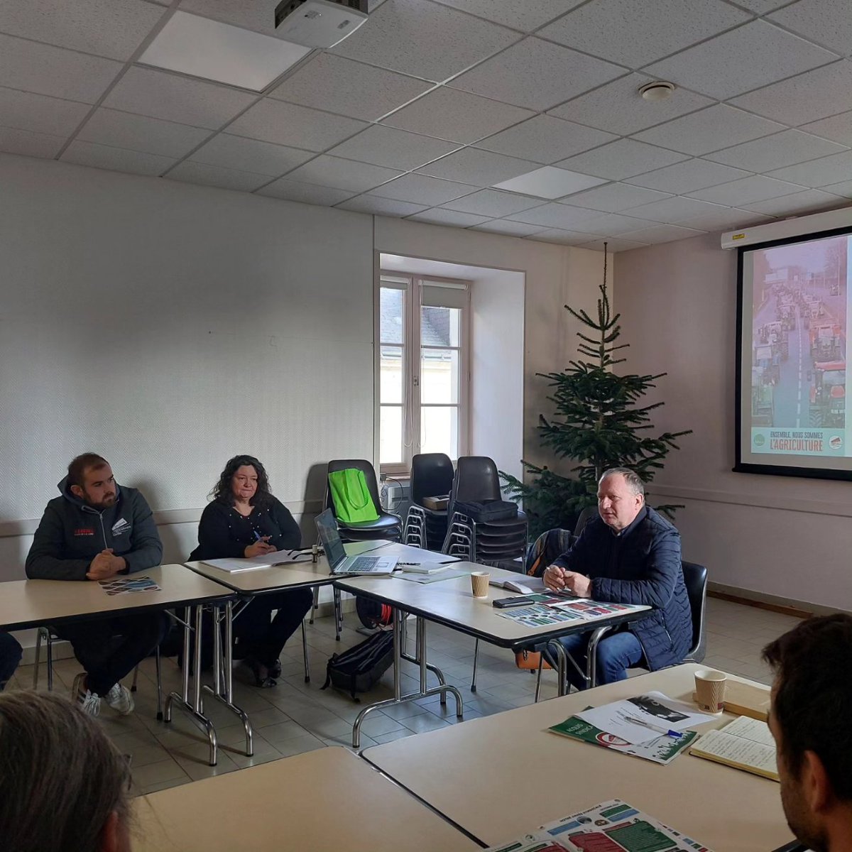 fdsea72's tweet photo. [Vie syndicale 🤝🏻]

Hier se tenait la réunion cantonale du secteur de Château-du-Loir 📍

➡️ On se retrouve aujourd’hui pour les dernières réunions de la semaine à Bonnétable et Mayet 👋🏻

#agriculture #Sarthe #fdsea #FDSEA72 #FNSEA #jeunesagriculteurs https://t.co/kki4cwFU2S