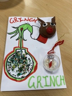 This month, the theme of the library's book club was Christmas. Students enjoyed three activities, making a Grinch Christmas card, a snow globe bauble and a reindeer cake. It was a great success, with 25 students taking part.