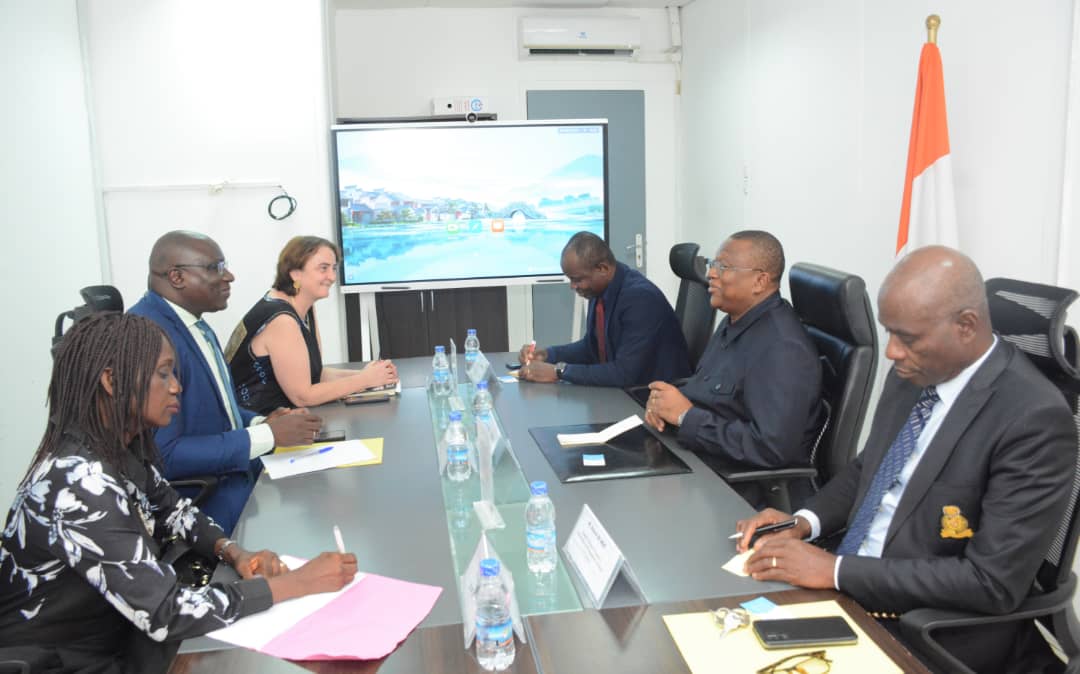 's tweet image. Le Ministre de la Communication, M. Amadou COULIBALY, a reçu Mme Zara NAZARIAN, SG de l’UPF, pour discuter du prochain symposium sur la sécurité alimentaire prévu en Côte d’Ivoire en juin 2025. Un événement clé pour le continent ! 🌍 #SécuritéAlimentaire #SymposiumUPF #MINCOM