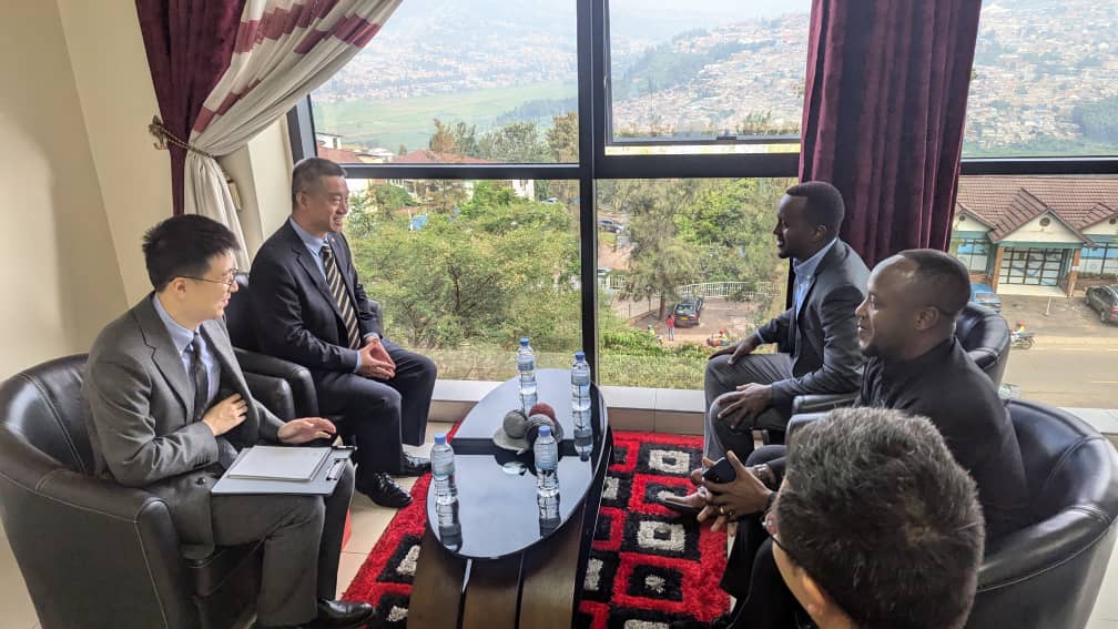 ktradiorw's tweet photo. 📸 AMAFOTO 📸 

Ubuyobozi bwa Kigali Today Ltd, mugitondo cyo kuri uyu wa Gatanu tariki 13 Ukuboza 2024, bwakiriye Ambasaderi w'Ubushinwa mu Rwanda, Wang Xuekun.

Ambasaderi Wang yakiriwe n’Umuyobozi Mukuru wa Kigali Today  Jean Charles Kanamugire.

Uru ruzinduko rwari rugamije gushimangira imikoranire isanzwe ihari hagati ya Ambasade y’u Bushinwa mu Rwanda n’itangazamakuru.