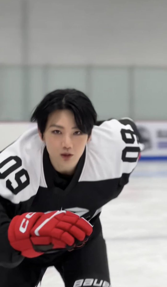 Ice skater junkyu, you’re just so attractive.