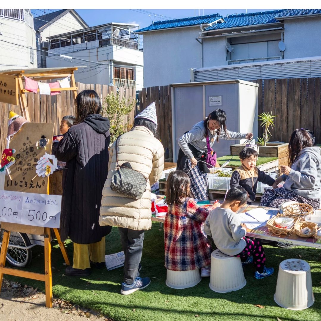 kisaichi_gate's tweet photo. 【キサイチゲート12月　クリスマスゲート🎄レポート①】
⁡12月の風や寒さにも負けず、時々ぽかぽかな陽光が射すなか、私市駅前はマルシェやワークショップはにぎわっていました！ https://t.co/g06t0u8s62