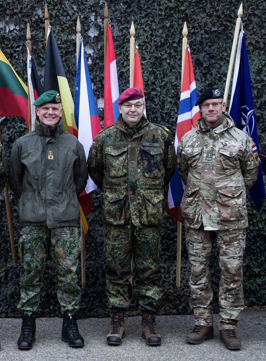 Inspekteur_Heer's tweet photo. Ein niederländischer Offizier als Kommandeur eines deutschen Bataillons an der vordersten Linie der #NATO! 

Eindrücklicher Beleg für die erfolgreiche 🇩🇪🇳🇱 Heereskooperation. Mit GenLt Swillens habe ich diese Woche das Team des #PzBtl414 in Litauen 🇱🇹 besucht. https://t.co/ZA6oashtnY
