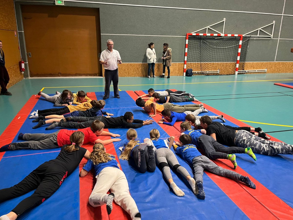 Mercredi 11 décembre. Rencontre HTS à Bourbon l'Archambault pour 70 jeunes de Bourbon, Cerilly, Ainay, Coulandon et Cosne. Activités trampoline, acrosport, badminton et jeux d'opposition. <a href="/usepnationale/">USEP nationale</a>
