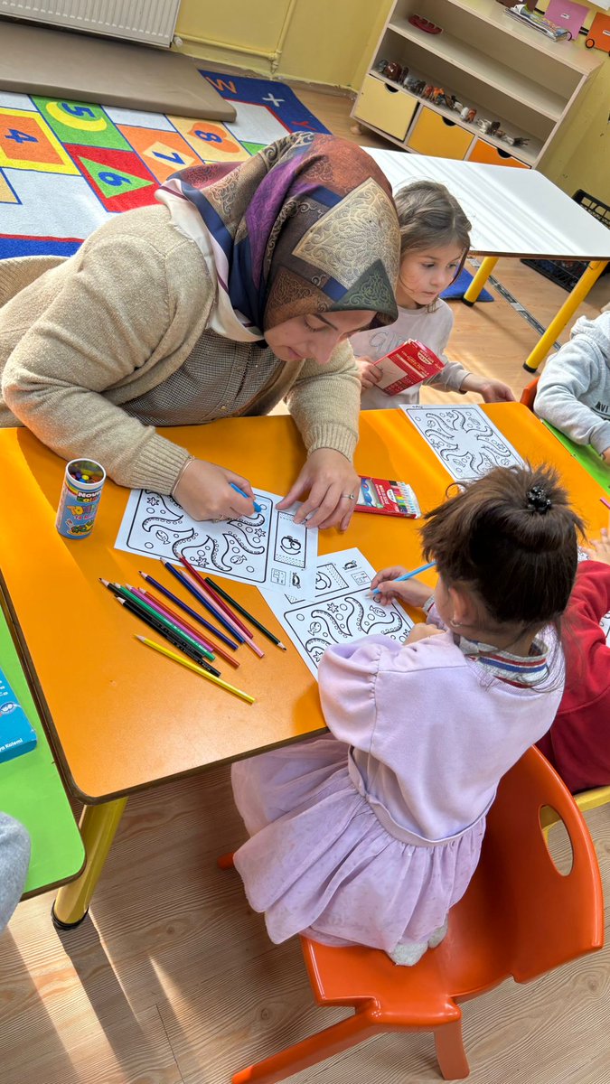 AnaokuluC's tweet photo. Dilimizin Zenginlikleri Projesi kapsamında ailelerimizle etkileşimli kitap okuma etkinliği gerçekleştirdik. Kitap okuma sonrasında aileler çocuklarıyla birlikte boyama etkinliği yaptılar.
@CinarMEM21
@ekmen_dilber https://t.co/g2rmeaOrzL
