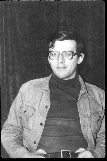 NaszKaszub's tweet photo. 13 grudnia 1981 r. w Polsce zapadła ciemność stanu wojennego. Tysiące Polaków straciło wolność, zdrowie, a niektórzy życie. Wśród nich był mój ojciec, Jan Samsonowicz – symbol walki o wolność, zamordowany w niewyjaśnionych okolicznościach. Od roku pion śledczy @ipngovpl prowadzi śledztwo w sprawie okoliczności jego śmierci. Pojawił się nowy materiał dowodowy, który zmieni spojrzenie wielu osób na tę sprawę. Pamiętajmy o ofiarach i nie przestawajmy szukać prawdy. 
#StanWojenny #Pamiętamy