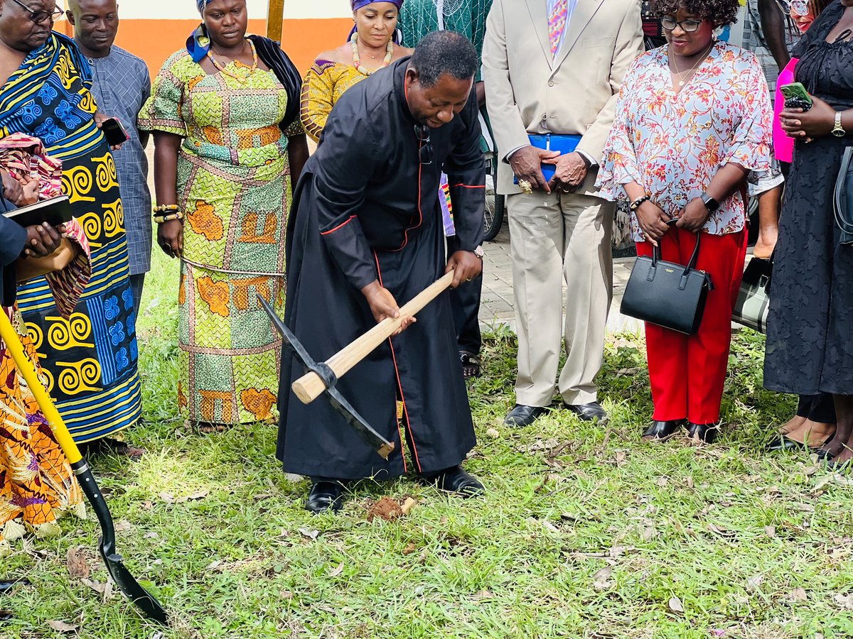 BrenyaDerrick's tweet photo. Nana Otoobour Djan kwasi Building New Eye Clinic center for the Aburiman KOM Hospital @…… Canada Ofie Mba came to support https://t.co/WGys4wn2Qp
