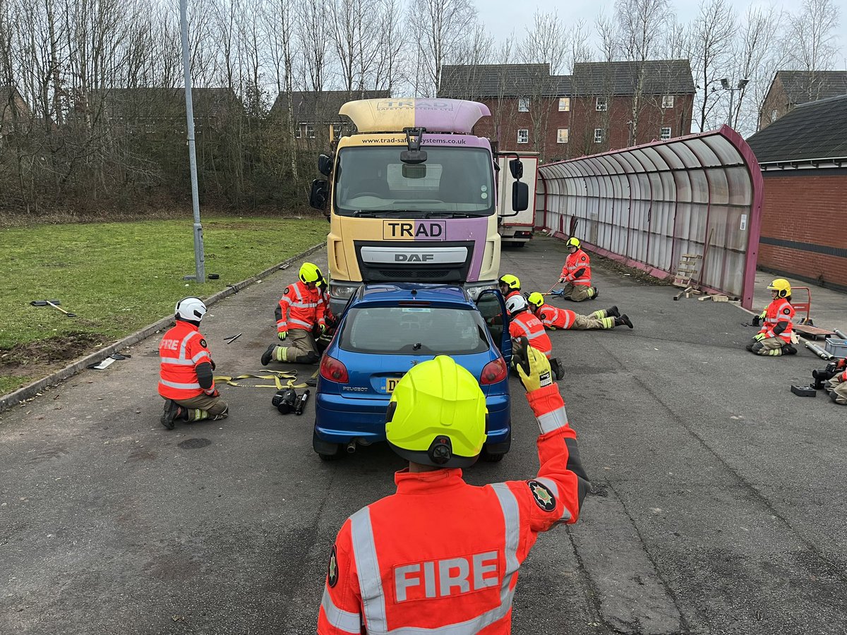 GLTechRescue's tweet photo. Last few Heavy Rescue Operators (HRO) courses for @StaffsFire,based around their new ERP appliances. 
New equipment, best practice and rescue techniques specifically for #heavyrescue 
62 HRO competent staff ready to go on the run in Staffordshire👍 #relocation #exit #rescue https://t.co/lUg8yoMYDH