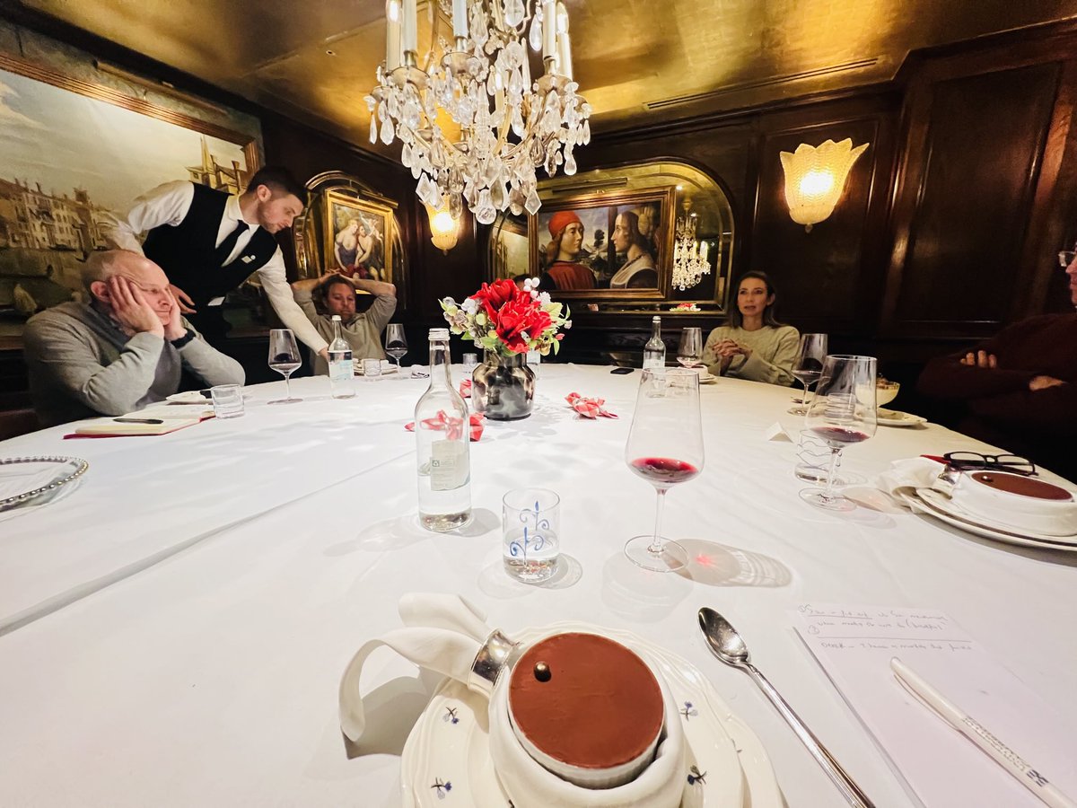 The tail-end of another Helm-exclusive founders’ roundtable ✨ 

Closing in on 180+ events for founders and CEOs in 2024!