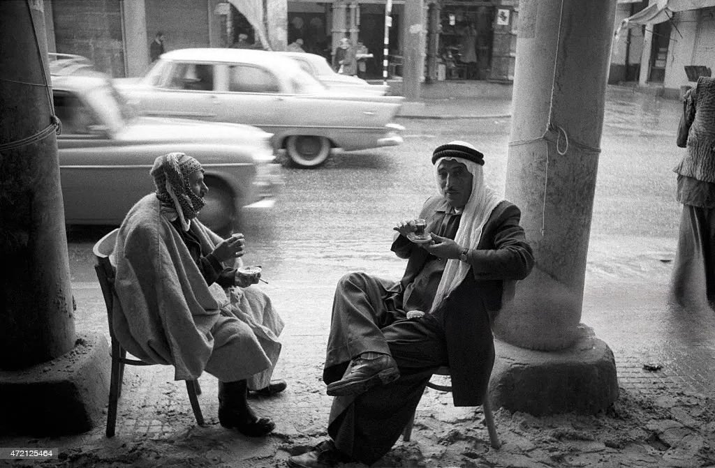 menavisualss's tweet photo. Enjoying Tea on the Street, Kuwait, 1958 🇰🇼 https://t.co/sEJG0Yj7rp