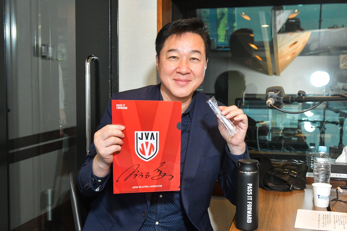 SPORTSBEAT_TFM's tweet photo. 【フォロー＆RPプレゼント】
本日のゲスト、川合俊一さんが会長を務める、
日本バレーボール協会（JVA）のグッズをプレゼント！

応募は番組アカウント（@SPORTSBEAT_TFM）を
フォロー&amp;このポストをリポストするだけです！

たくさんのご応募、お待ちしています！
#スポビ #TOKYOFM #JFN https://t.co/zbBFJOBI9w