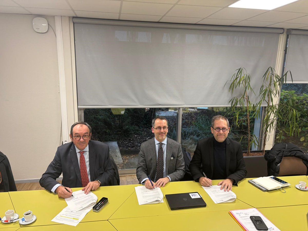 Très heureux d'avoir signé le renouvellement de la convention relative à la Maison de la Justice et du Droit entre l' <a href="/AggloLensLievin/">Agglo Lens-Liévin</a> et le Tribunal Judiciaire de Bethune (@PJTBethune) aux côtés de Guillaume Meunier, son Président, et Étienne Thieffry, le Procureur
<a href="/Etienne76971/">Thieffry Étienne</a>