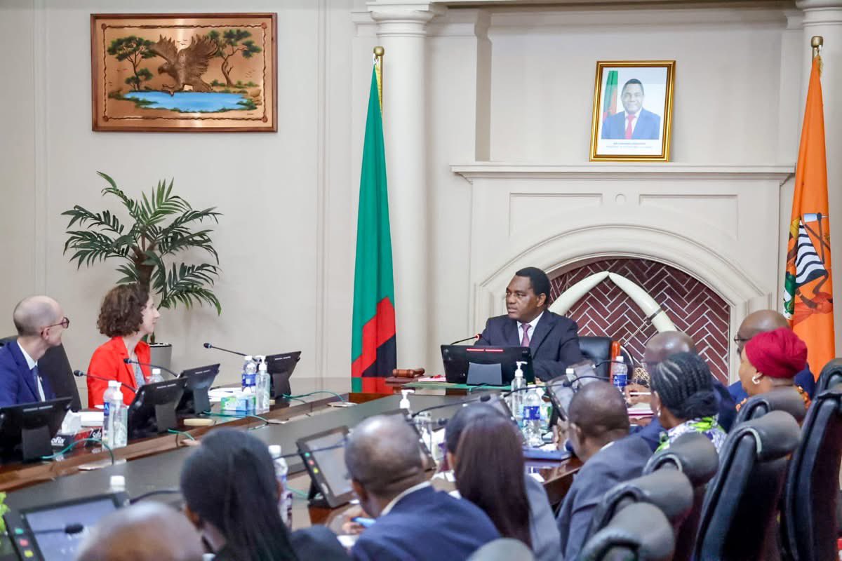 HHichilema's tweet photo. The historic đżđČ-đŹđ§ties continue to grow. A pleasure hosting UK Minister @AnnelieseDodds Discussed economic growth via #GreenGrowthCompact & signed agreements including energy & climate. Thanked the #UK for drought aid & look forward to deeper cooperation in trade & investmentđżđČđŹđ§ https://t.co/3fesOChbbZ