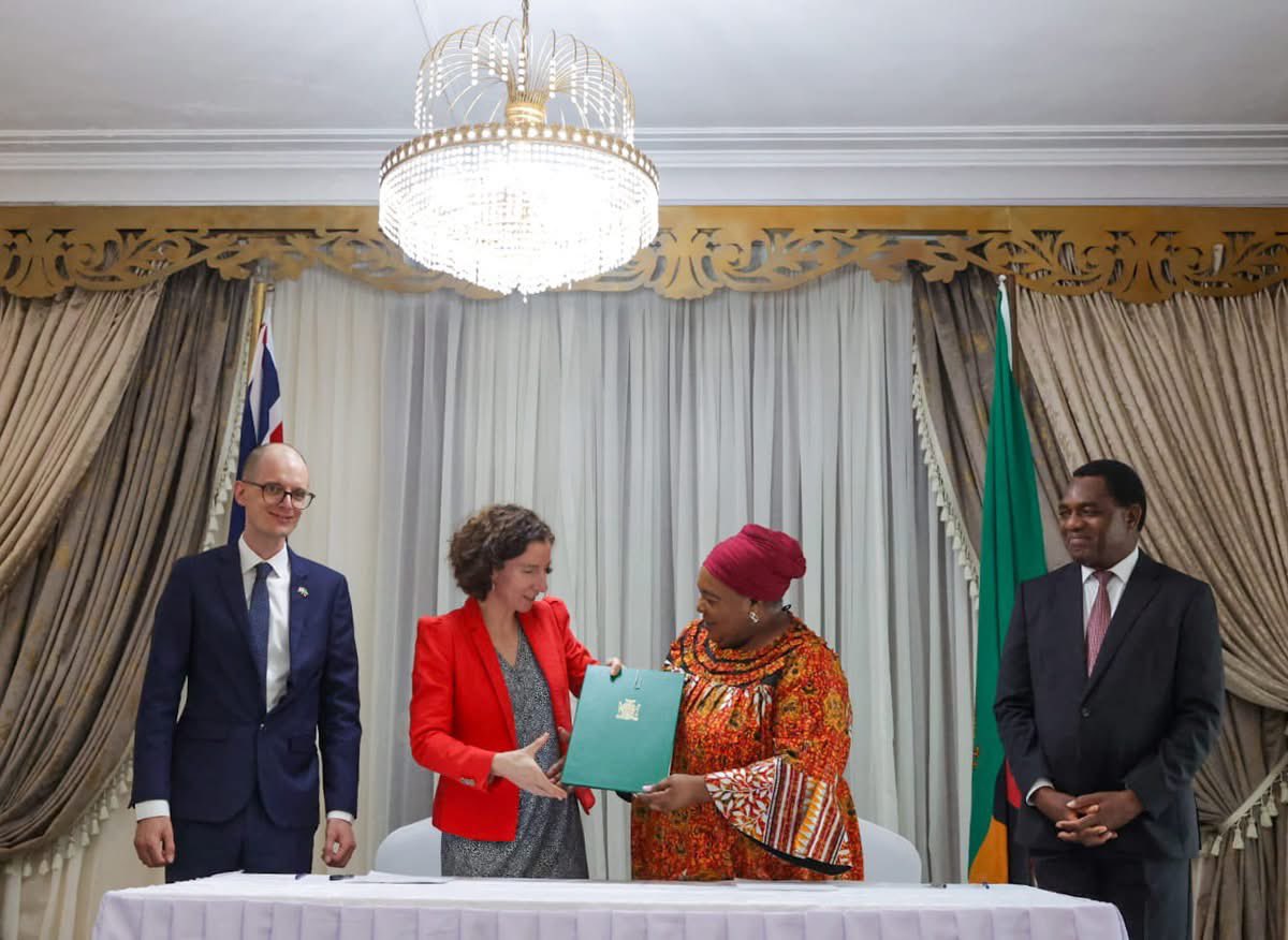 HHichilema's tweet photo. The historic đżđČ-đŹđ§ties continue to grow. A pleasure hosting UK Minister @AnnelieseDodds Discussed economic growth via #GreenGrowthCompact & signed agreements including energy & climate. Thanked the #UK for drought aid & look forward to deeper cooperation in trade & investmentđżđČđŹđ§ https://t.co/3fesOChbbZ