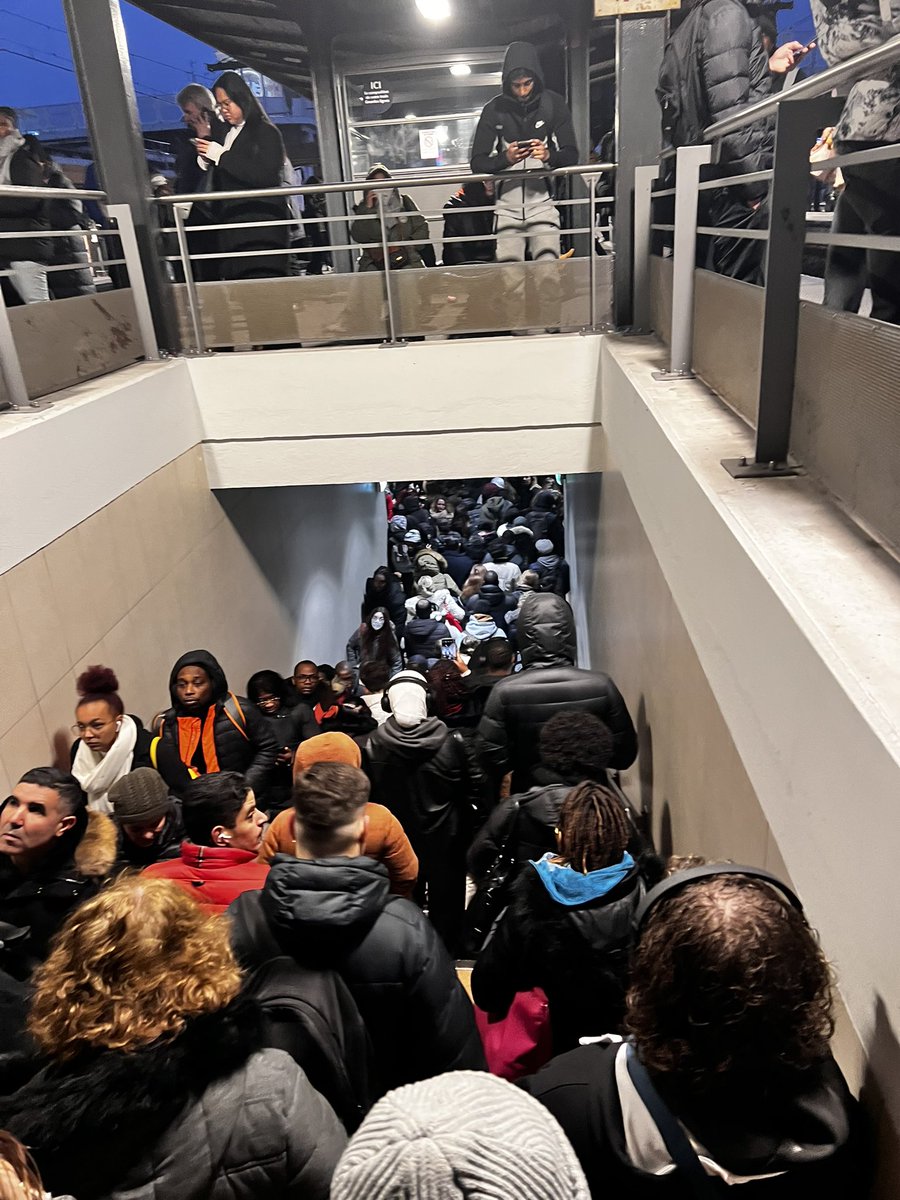 BelleghemEric's tweet photo. @RERC_SNCF Quelle honte de faire vivre des conditions pareilles à ces concitoyens pour préserver ses avantages personnels #cheminots https://t.co/JPvwm6S4cm