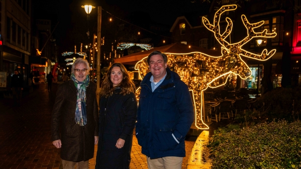 'Positieve vibes' met feestverlichting in centrum Hilversum: 'Nu nog hopen op een pak sneeuw' -  hilversumsnieuws.nl/l/347955