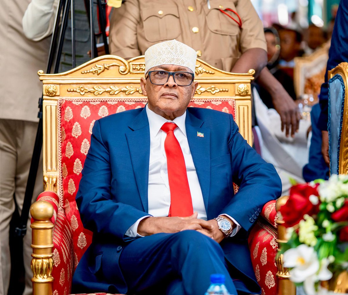 JustAidarus's tweet photo. President Muse Bihi who has ruled Somaliland for the last 7 years has handed over the presidency to Mr.@Abdirahmanirro https://t.co/3qGzecWt9i