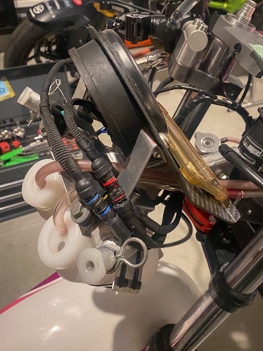 pon_d_84's tweet image. #今年の仕様変更を振り返る
NX4リアホイール
SPハーネス
ASコネクタ
K-moriさん特製アルミリアスタンド

#Ninja250SL