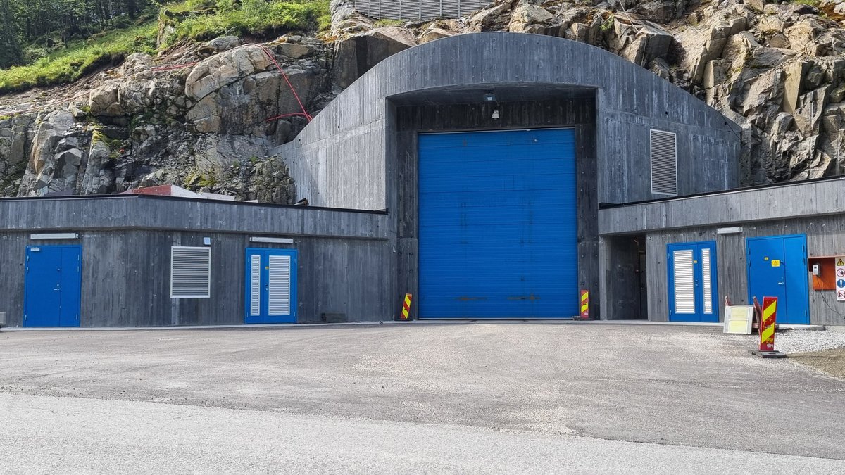 nib's tweet image. 🌊🔌 NIB signs a NOK 500m loan with Sunnhordland Kraftlag to upgrade the Løkjelsvatnet hydropower plant in Vestland, Norway. This 7-year deal boosts energy security, extends the plant’s life, and increases green energy production. 💚⚡
