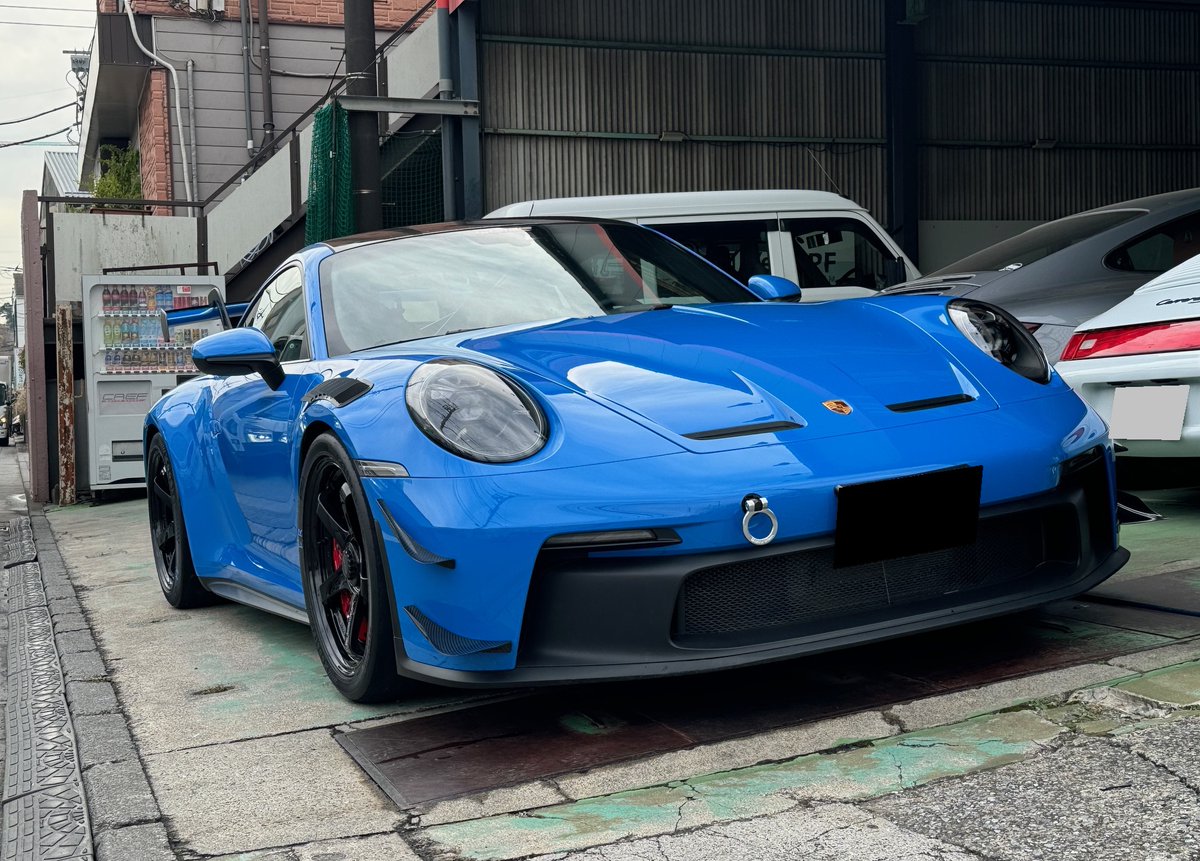 CREF_MotorSport's tweet photo. 992GT3も穴開けちゃいました。

見た目もなかなかカッコいい！

#porsche #airduct #aerodynamics #ポルシェ #エアダクト #空力 #992gt3 #cref #クレフ #エアアウトレット https://t.co/2cjTwi12y4