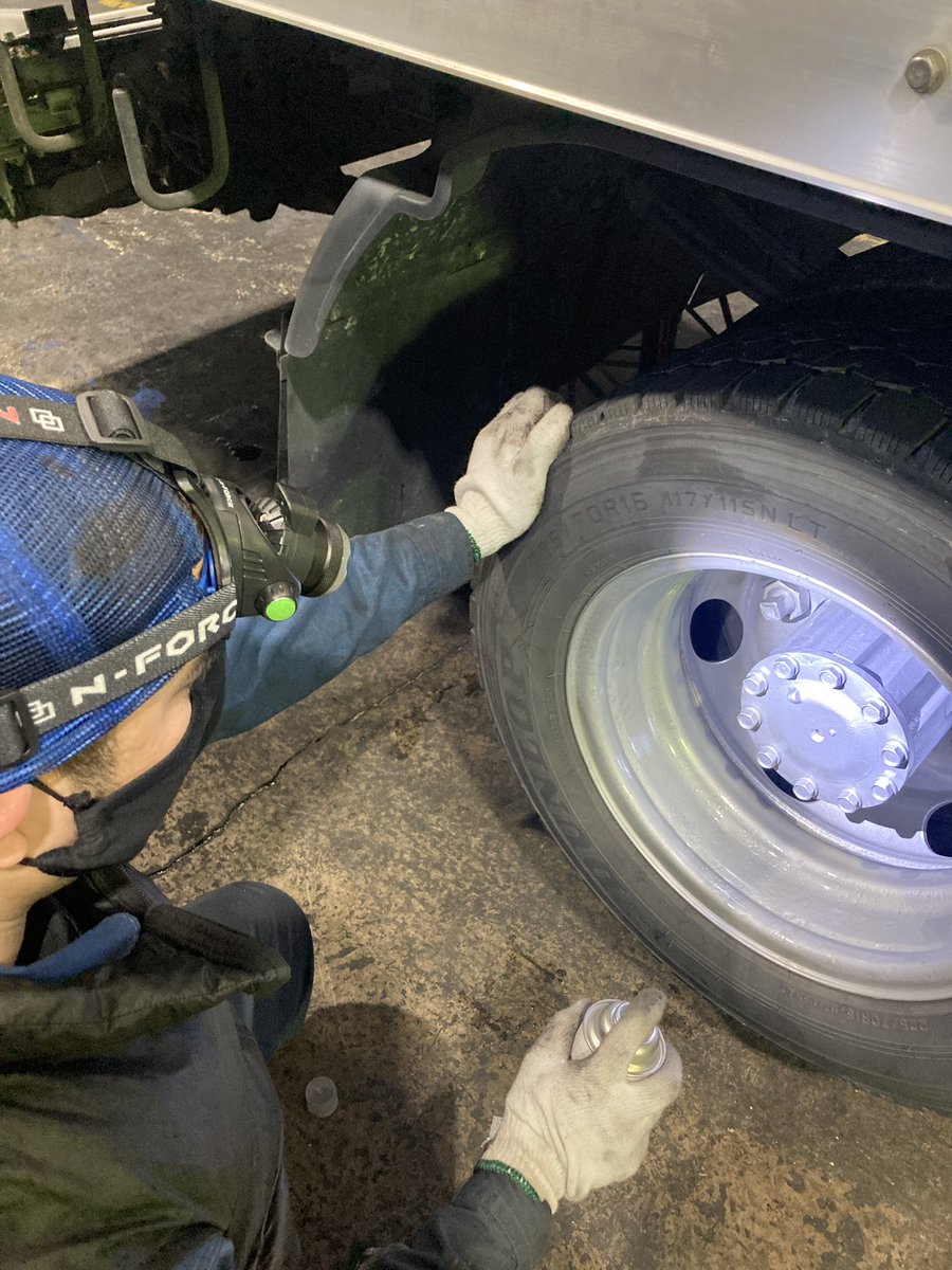 TBS_WORKS's tweet photo. LEDヘッドライト使ってみた！
目線の先が明るい
両手が使える
暗い所で作業する整備士さんにはオススメです！

#整備工場
#整備士
#トラック
#LEDヘッドライト 
#特定技能実習生 https://t.co/ajpEhp4rsJ
