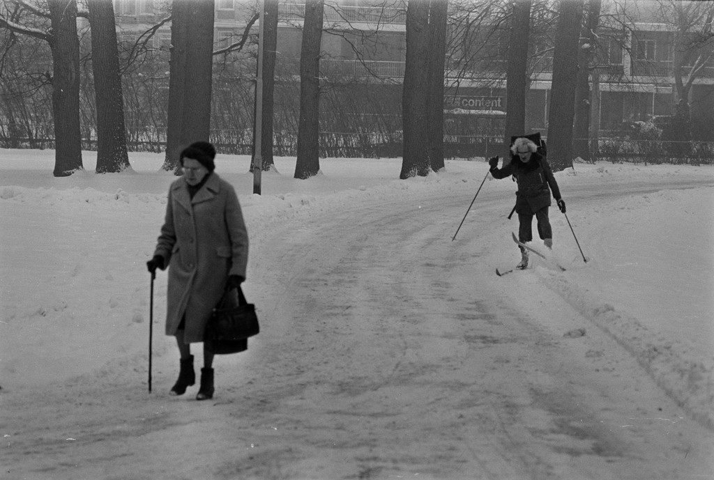 In de winter van 1981 was er veel sneeuw gevallen in het land en was het erg glad. Vooral in het noorden en oosten bleef het dat jaar veel sneeuwen en vriezen. 

(1544-11783-0002, Gerth van Roden Fotografie, CC-BY-NC-ND-4.0 licentie)