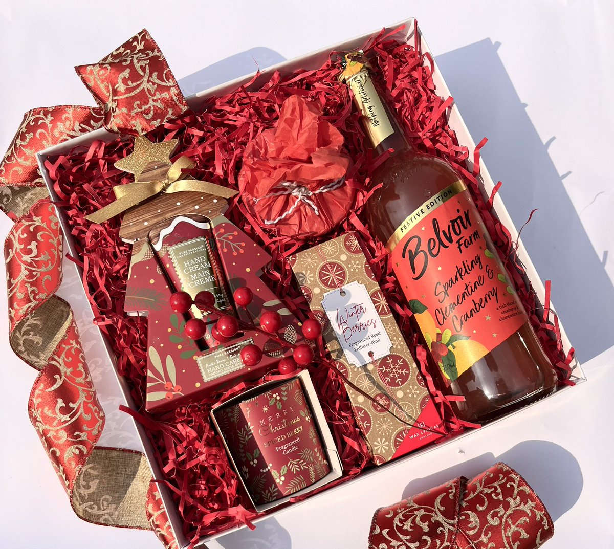 Daniyelle19's tweet photo. I have a lot of gorgeous gift sets and hampers available this Christmas. If this appears on your TL. Please help RT 🥹🙏🏾🙏🏾🙏🏾🙏🏾 https://t.co/XkdGELUMvi