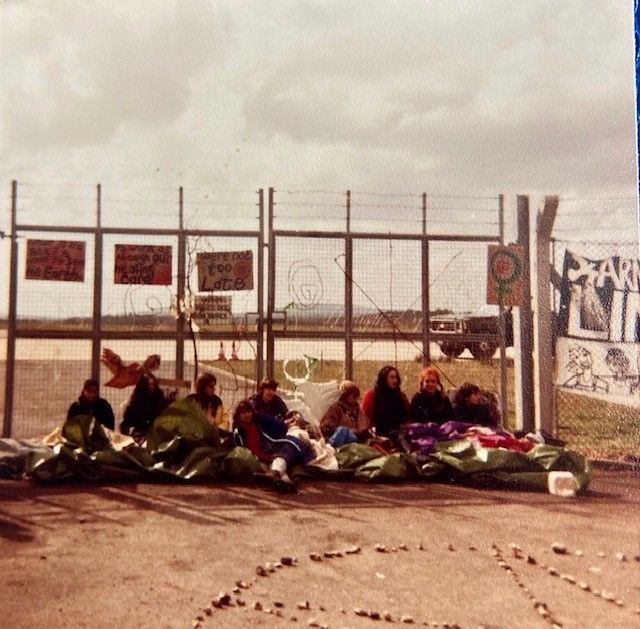 Thank you to Wendy Morgan for sharing this wonderful photo of women by the fence at Greenham 💚

#GreenhamCommonWomensPeaceCamp #Activism #Peace #Protest #Feminism #AntiWar #AntiNuclear