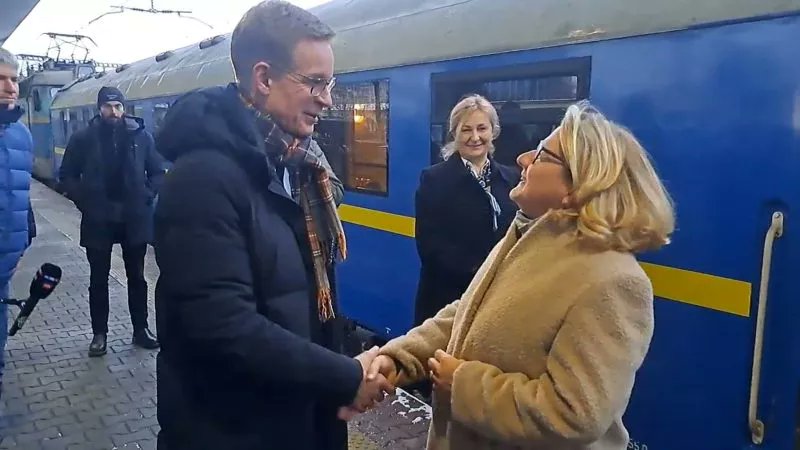rebew_lexa's tweet photo. Entwicklungsministerin Schulze übergibt in #Kiew 90 Millionen Euro Winterhilfe! Damit werden in der #Ukraine️ 2,6 Millionen Menschen mit Strom und Wärme versorgt! 

In Deutschland müssen derzeit acht Millionen Rentner von der Grundsicherung leben. Da für 2025 keine Erhöhung der Grundsicherung vorgesehen ist, wissen heute schon viele von ihnen nicht, ob sie sich in diesem Winter ausreichend mit Lebensmittel und Energie versorgen können.  

Wer hilft ihnen und von wem werden sie unterstützt? 
Deutschland zuerst!