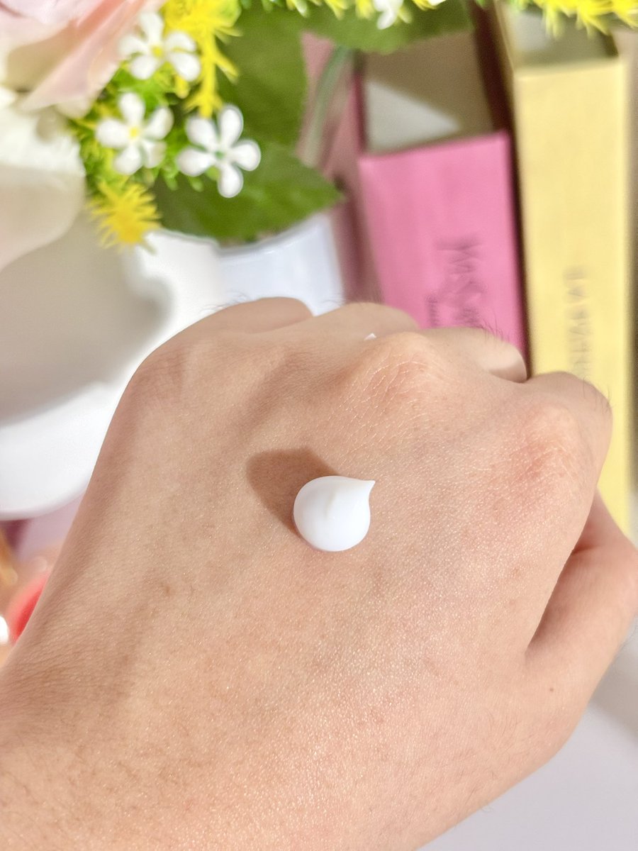 glowithelle's tweet photo. lokal brand 1 ini kalo aku bilang sih juara sunscreen ya krn bener-bener sunscreen buat semua jenis kulit disediain😭

buat yang acne prone skin, kulit gampang rewel, cobain yang satu ini krn ada kandungan Centella Asiatica &amp; Ceramidenya #AzarineSunscreen https://t.co/sDXyr9vIrP