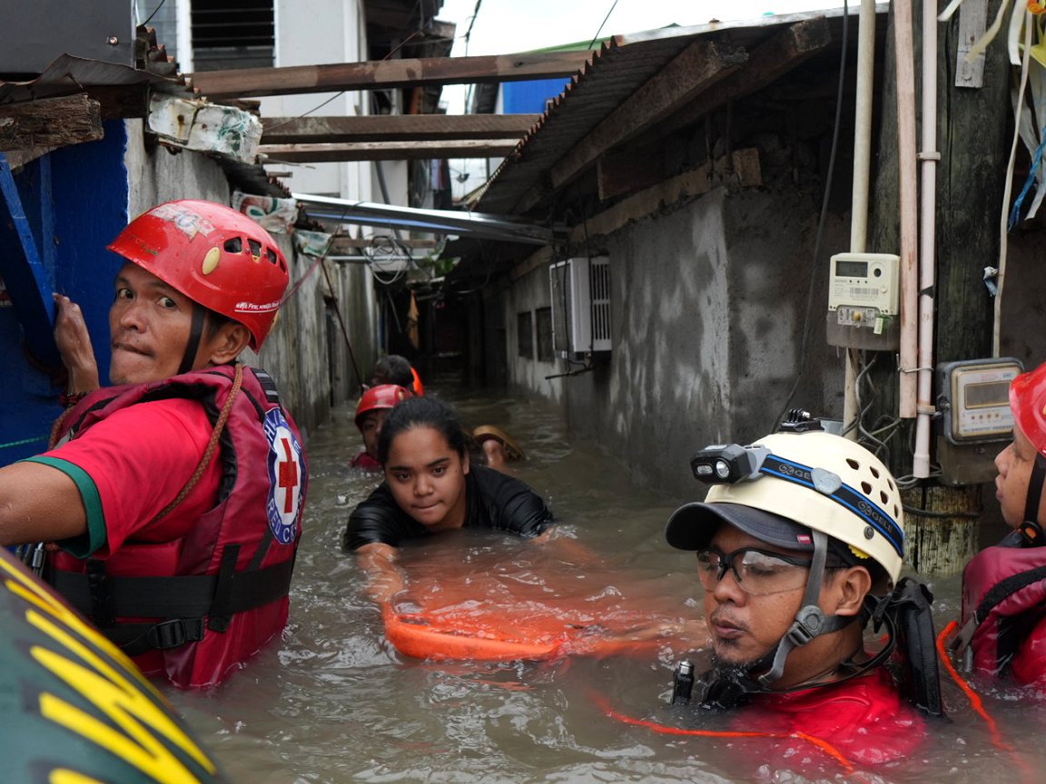 Climate Centre (@rcclimate) on Twitter photo .<a href="/WWAttribution/">World Weather Attribution</a>: #Climate change intensified the 6 #typhoons that struck #Philippines over a month in Oct & Nov, making conditions that formed & fuelled them nearly 2x as likely; <a href="/philredcross/">Philippine Red Cross</a> pic, volunteers rescue people trapped by TS Trami floodwater - bit.ly/3DgNoRt .<a href="/WWAttribution/">World Weather Attribution</a>: #Climate change intensified the 6 #typhoons that struck #Philippines over a month in Oct & Nov, making conditions that formed & fuelled them nearly 2x as likely; <a href="/philredcross/">Philippine Red Cross</a> pic, volunteers rescue people trapped by TS Trami floodwater - bit.ly/3DgNoRt