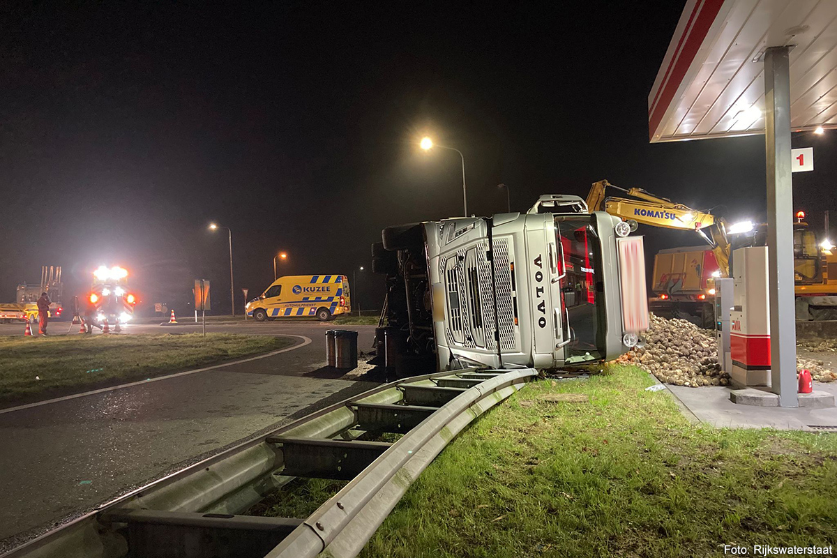 Gekantelde vrachtwagen blokkeert oprit A58 Arnemuiden