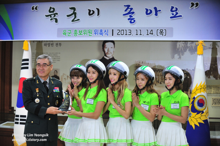 CrayonPopRanger's tweet photo. South Korean troops sent on martial law orders to stop the National Assembly managed to 'fail successfully'. What inspired the soldiers to not really be 'FM'? Wha...wait, why was Crayon Pop in a ROK Army briefing room &amp; maybe even perusing the Republic of Korea constitution? :D https://t.co/tx7gkVP0lL