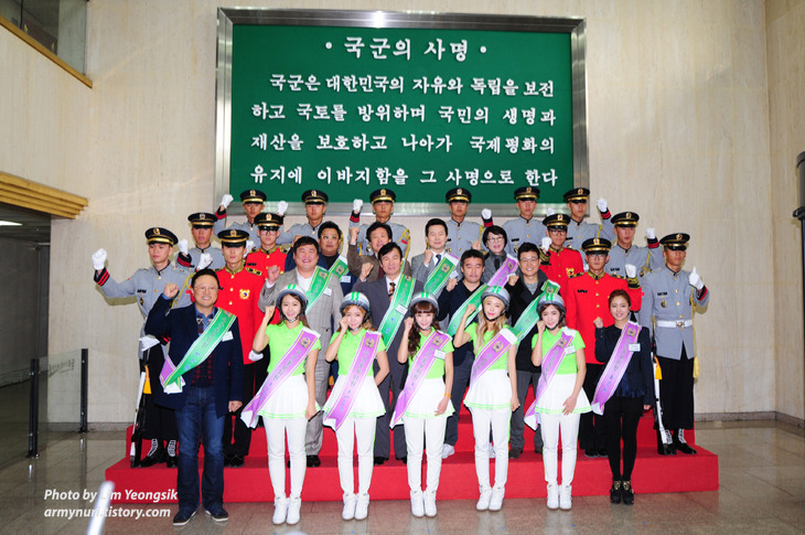 CrayonPopRanger's tweet photo. South Korean troops sent on martial law orders to stop the National Assembly managed to 'fail successfully'. What inspired the soldiers to not really be 'FM'? Wha...wait, why was Crayon Pop in a ROK Army briefing room &amp; maybe even perusing the Republic of Korea constitution? :D https://t.co/tx7gkVP0lL