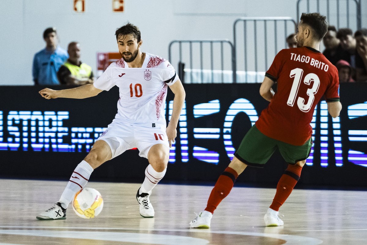 🚨 Jᴀᴠɪ Mɪ́ɴɢᴜᴇᴢ sᴇ ᴜɴᴇ ᴀ ʟᴀ sᴇʟᴇᴄᴄɪᴏ́ɴ ᴇɴ Cᴀʀᴛᴀɢᴇɴᴀ

➡️ El ala ya trabajará esta tarde con el grupo, que tendrá 15 jugadores

🔗 rfef.es/es/noticias/ja…

#FutsalEspaña