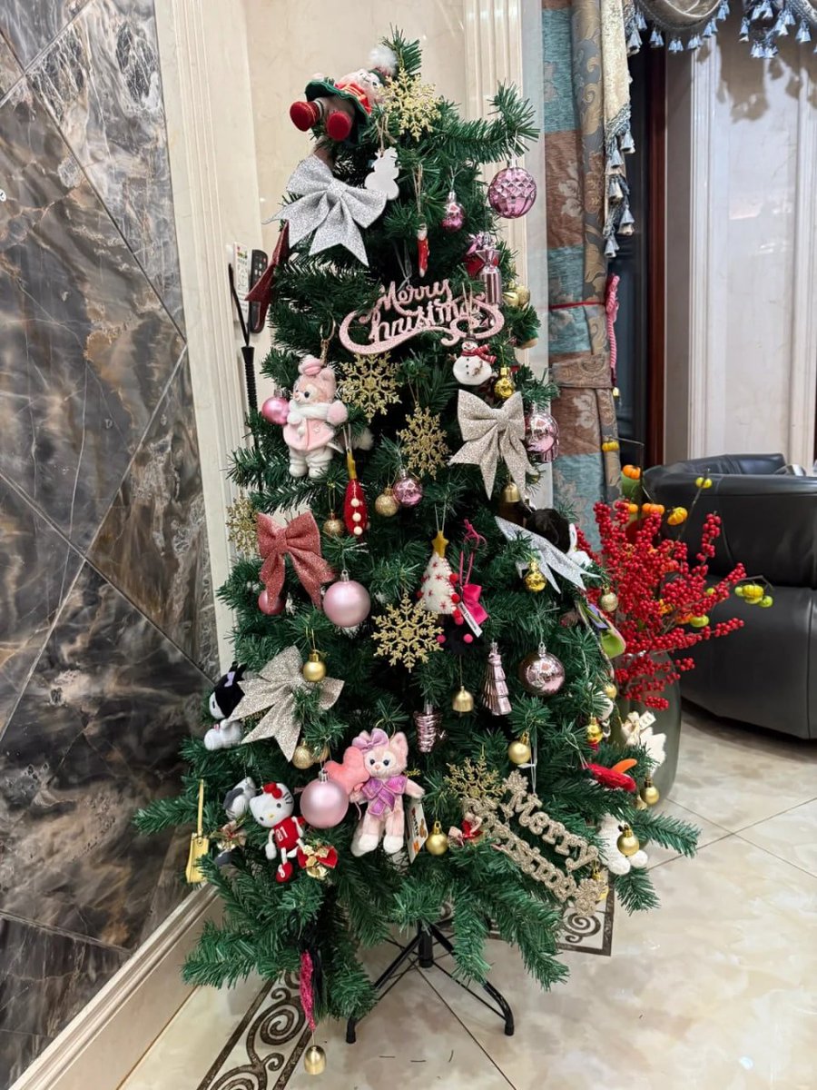 komplex06's tweet image. Christmas isn’t just a day, it’s a frame of mind 🎄🎅🏻  
— Valentine Davies —-