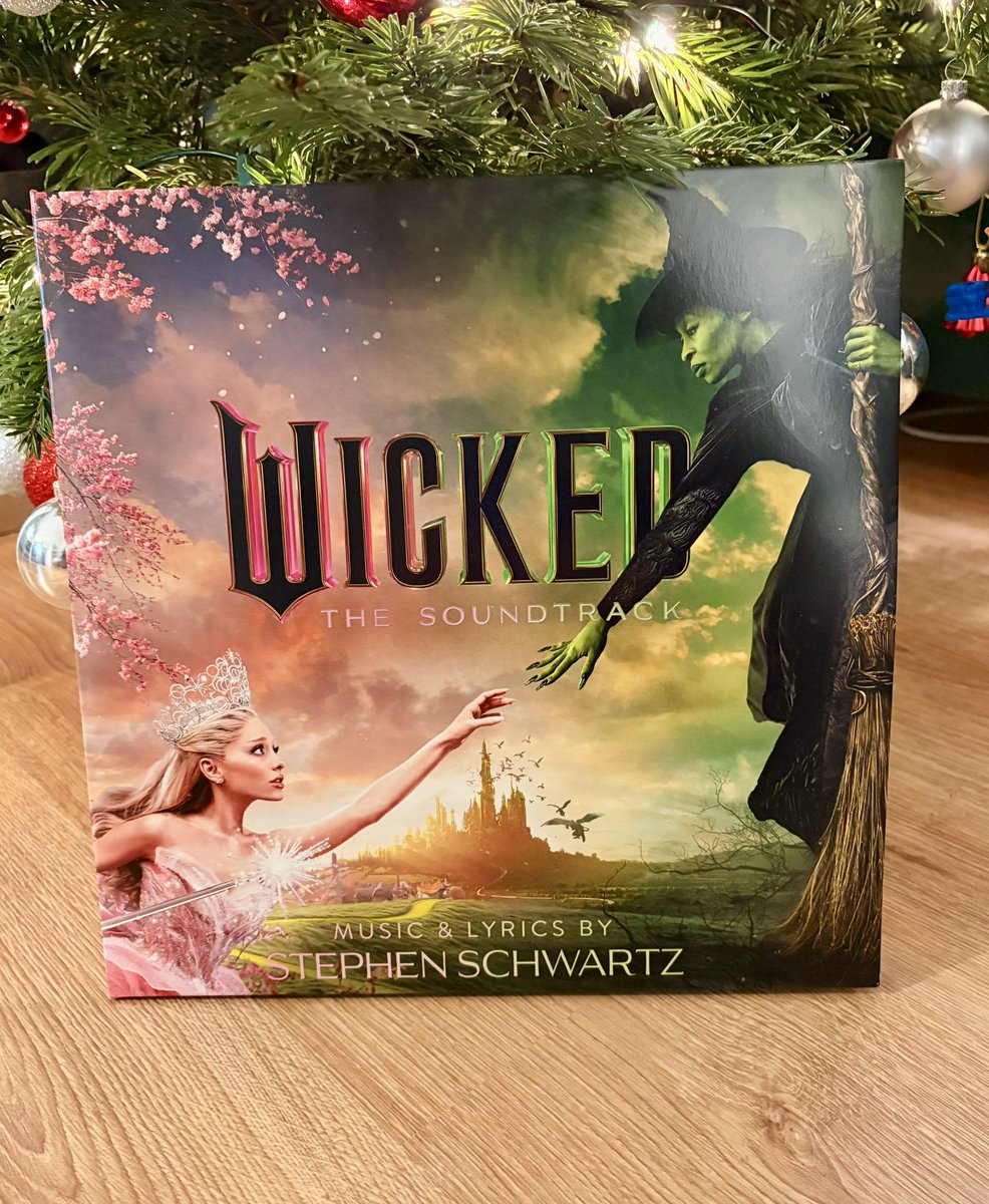 pkat75's tweet photo. 🎶 And I'll stand there with the Wizard
Feeling things I've never felt
And though I'd never show it
I'd be so happy, I could melt 🎶

🩷💚 #Wicked #WickedMovie https://t.co/TYDr23VI9X