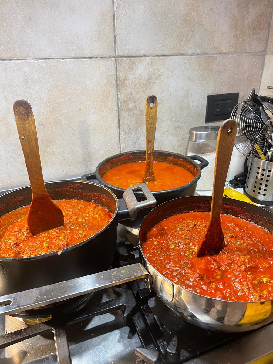 Madre sta preparando il ragù per la pasta al forno alla palermitana, secondo la sacra ricetta della famiglia di marito, che ci è stata tramandata. La ricetta dice che il ragù è pronto quando il cucchiaio di legno rimane in piedi. Madre orgogliosissima manda questa foto: