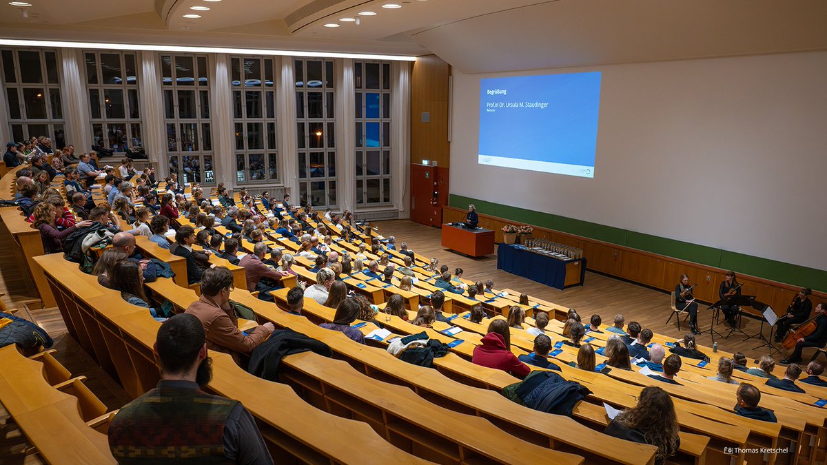 Ehrung der besten Absolvent:innen: 🎓 Rektorin Prof. Ursula Staudinger &amp; Prorektor Bildung Prof. Michael Kobel haben die 84 besten TUD-Absolvent:innen des Studienjahres 2023/2024 ausgezeichnet. Gratulation an alle, die ihr Studium abgeschlossen haben &amp; alles Gute für die Zukunft!