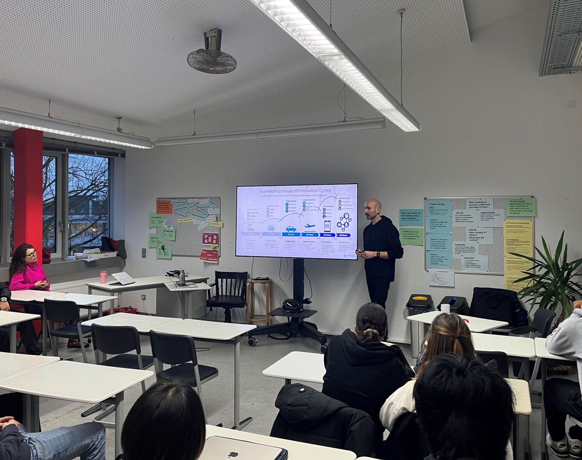 21OaksCapital's tweet image. Last Monday, our managing partners, @MichaelGeike  and Edgar Heimbach, attended another #blockchainworkshop ⛓️ at the International School of Düsseldorf. As they did last time, the 11th and 12th graders looked at this topic as part of their &quot;Digital Society&quot; class. 

Many thanks…
