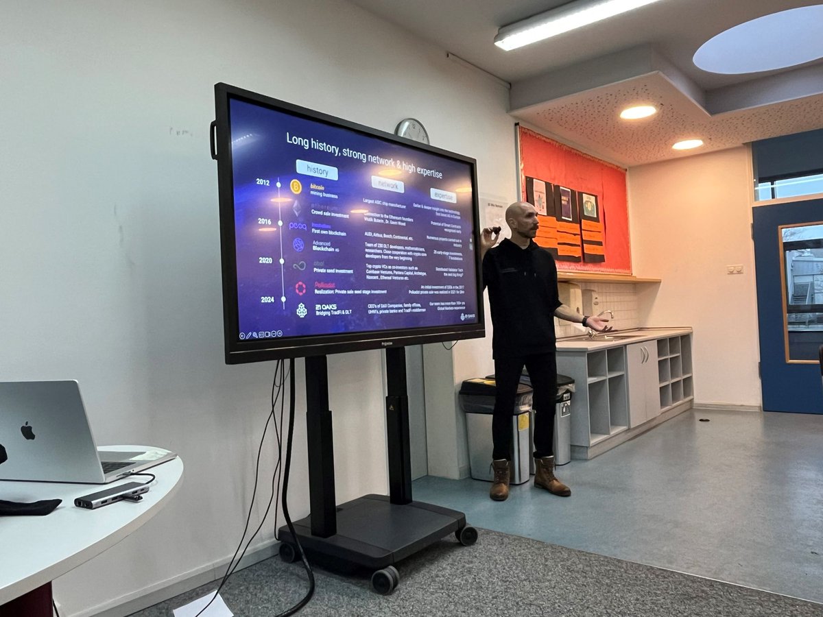 21OaksCapital's tweet image. Last Monday, our managing partners, @MichaelGeike  and Edgar Heimbach, attended another #blockchainworkshop ⛓️ at the International School of Düsseldorf. As they did last time, the 11th and 12th graders looked at this topic as part of their &quot;Digital Society&quot; class. 

Many thanks…